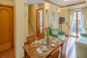 Dining - Roman Base near Marco Simone Golf Course (Roma)