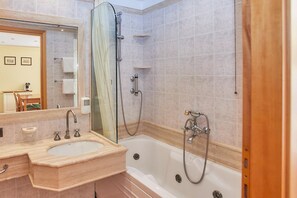 Shower, hair dryer - Roman Base near Marco Simone Golf Course (Roma)