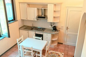 Réfrigérateur, four, plaque de cuisson, cafetière/bouilloire