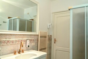 Shower - Holiday Home in Assisi near Mount Subasio (Assisi)