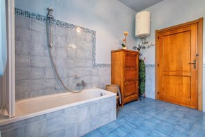 Doccia, asciugacapelli, bidet, asciugamani