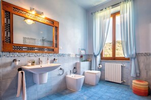 Shower, hair dryer, bidet, towels - Villa Contessa, a peaceful sea-view retreat (Sardegna)