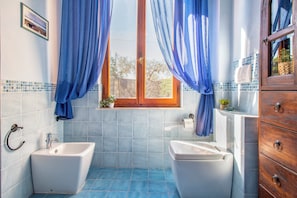 Shower, hair dryer, bidet, towels - Villa Contessa, a peaceful sea-view retreat (Sardegna)