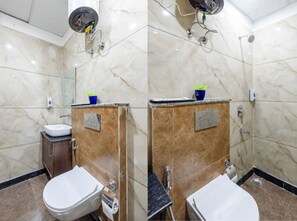 Shower, free toiletries, towels, soap - Fortune Inn Sector - 104 By ASPL (Noida)