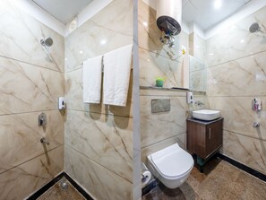 Deluxe Room | Bathroom | Shower, free toiletries, towels, soap - Fortune Inn Sector - 104 By ASPL (Noida)