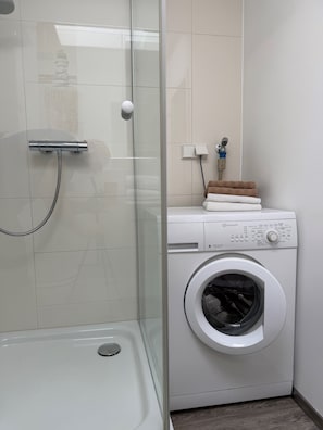 Douche, séchoir à cheveux, serviettes fournies, savon