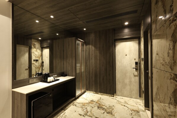 Comfort Triple Room, Multiple Beds, City View | Interior