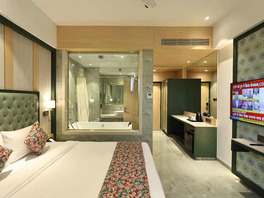 Quarto casal exclusivo, vista para a cidade | Cofres nos quartos, escrivaninha, espaço de trabalho para notebook
