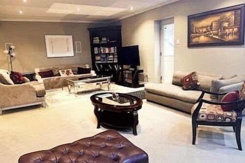 Self Check-in • King Bed • Parking • Upscale Area