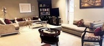 Self Check-in • King Bed • Parking • Upscale Area