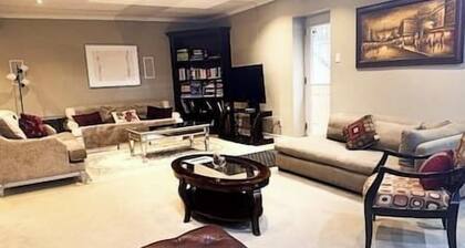 Self Check-in âą King Bed âą Parking âą Upscale Area