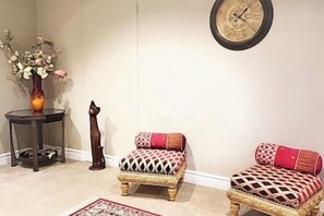 Interior - Self Check-in • King Bed • Parking • Upscale Area (Mississauga)