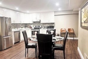 Private kitchen - Self Check-in • King Bed • Parking • Upscale Area (Mississauga)