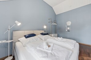 2 bedrooms, desk, iron/ironing board, travel crib - Stylish apartment in the center for 6 people + parking space (Bad Wimpfen)