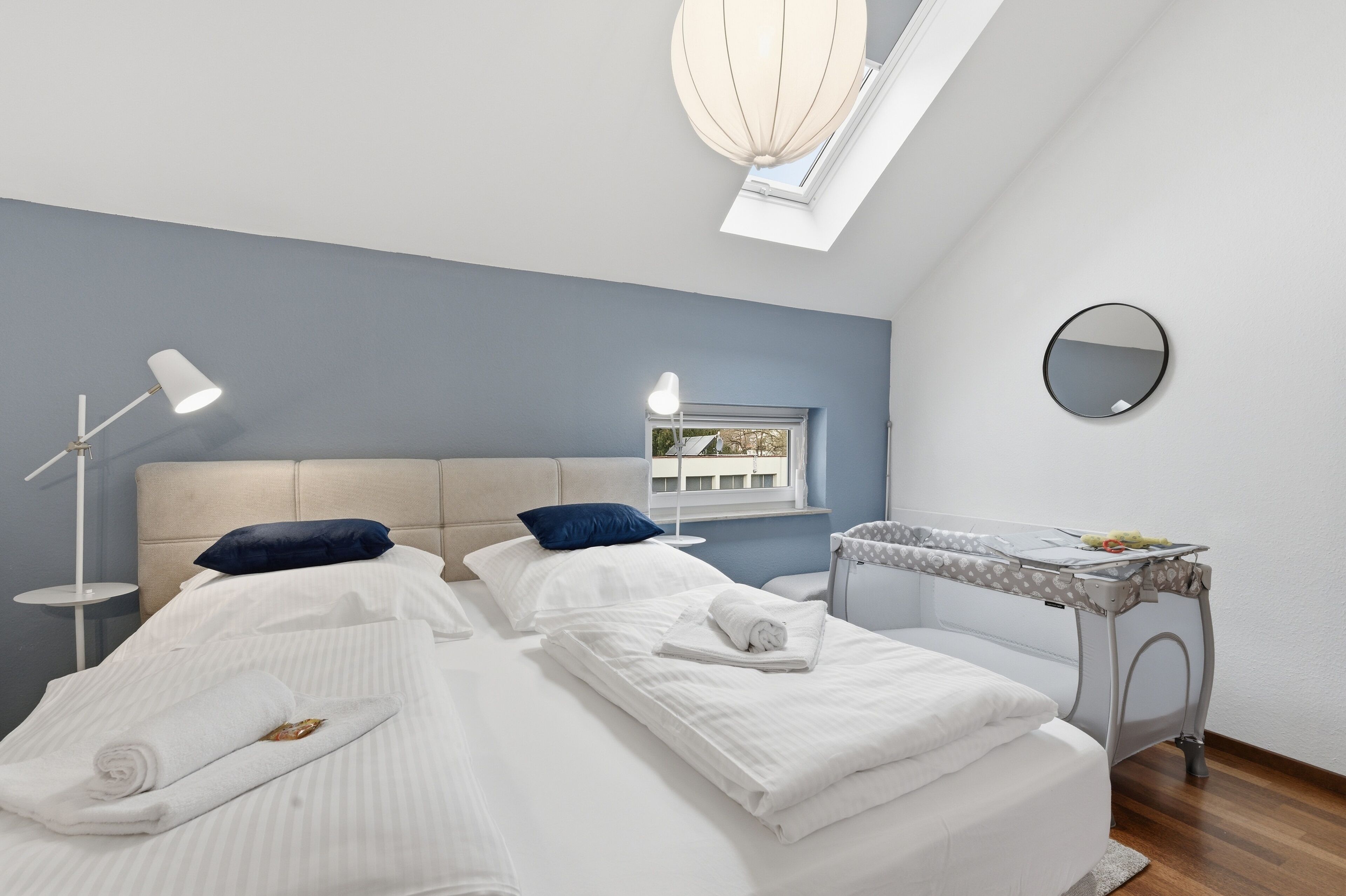 2 Schlafzimmer, Schreibtisch, Bügeleisen/Bügelbrett, Reisekinderbett
