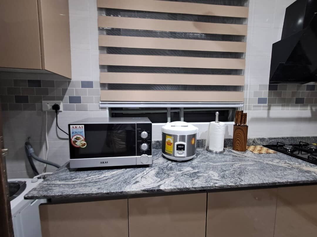 Réfrigérateur, four à micro-ondes, un four, surface de cuisson