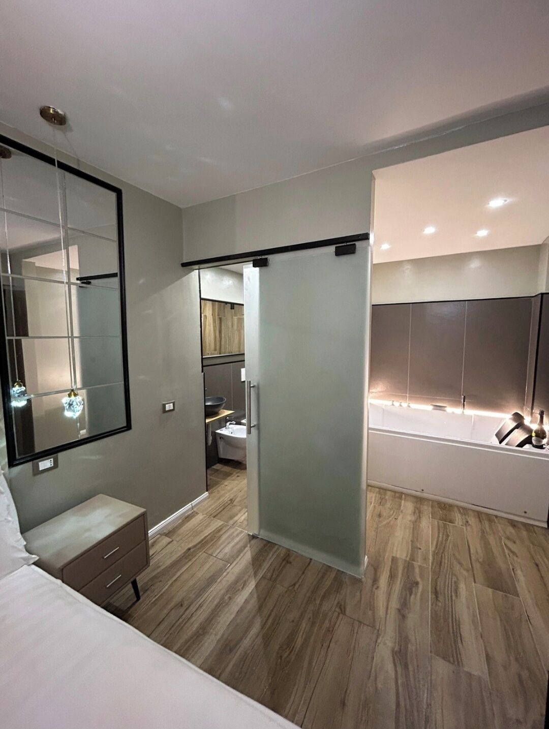 Jetted bath, hair dryer, bidet, towels