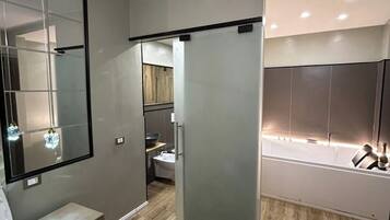 Jetted bath, hair dryer, bidet, towels