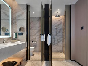 Deluxe-Zimmer, 1 King-Bett und Schlafsofa | Dusche im Bad