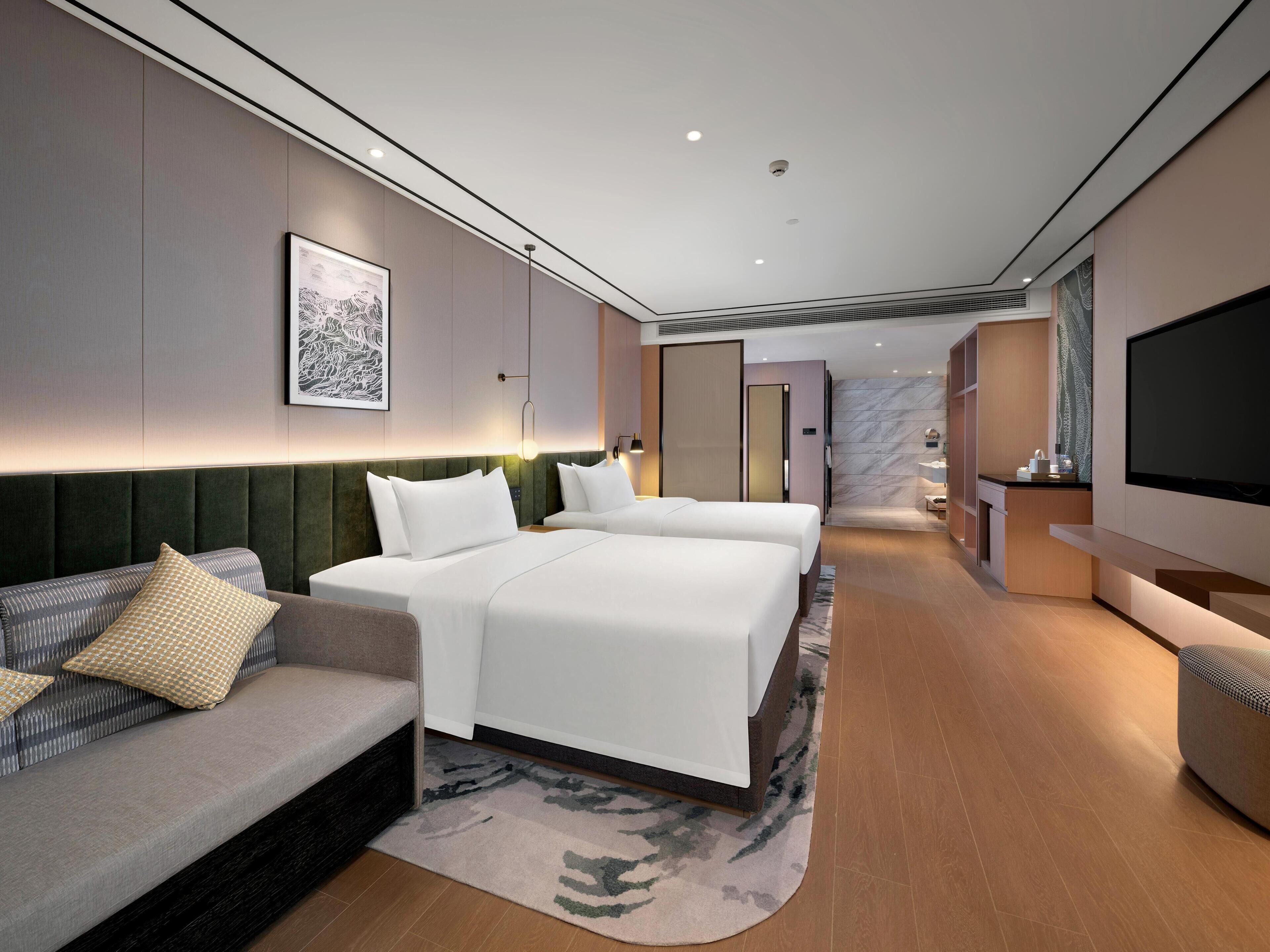 Deluxe Room, Multiple Beds | Living area