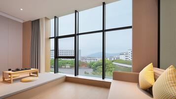 Deluxe Room, 1 King Bed with Sofa bed | Living area