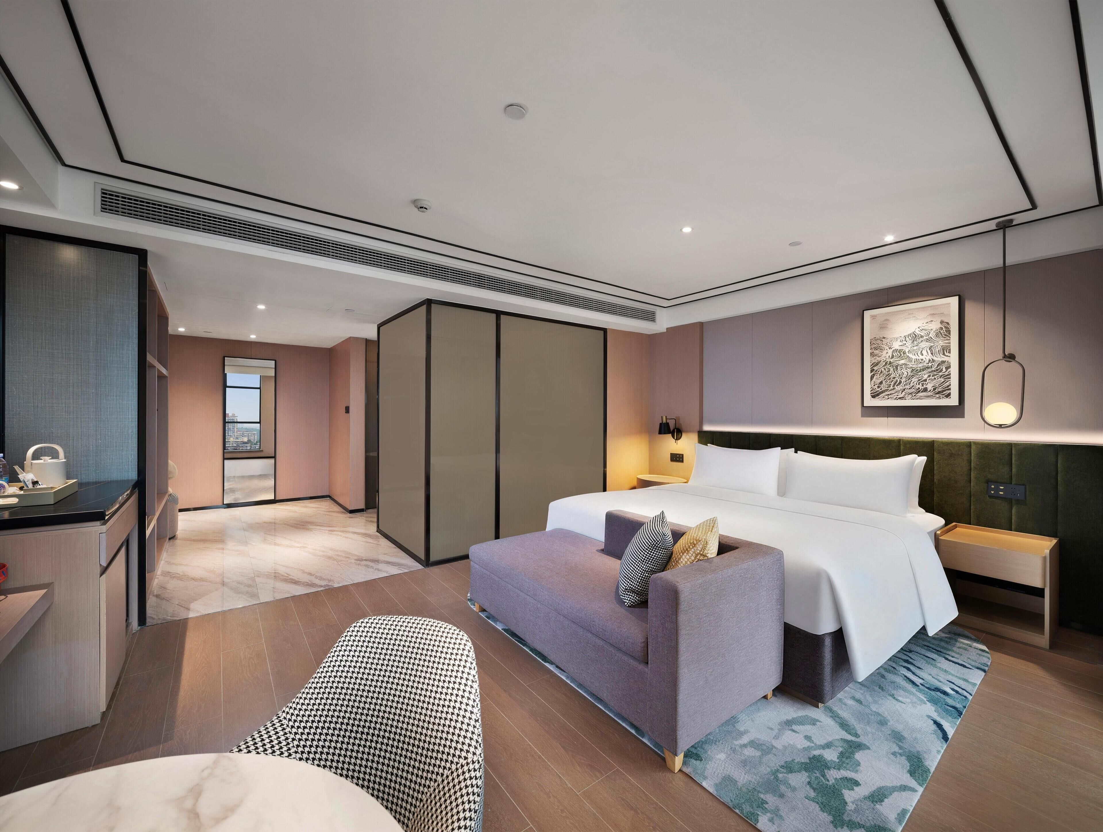 Deluxe Room, 1 King Bed | Living area