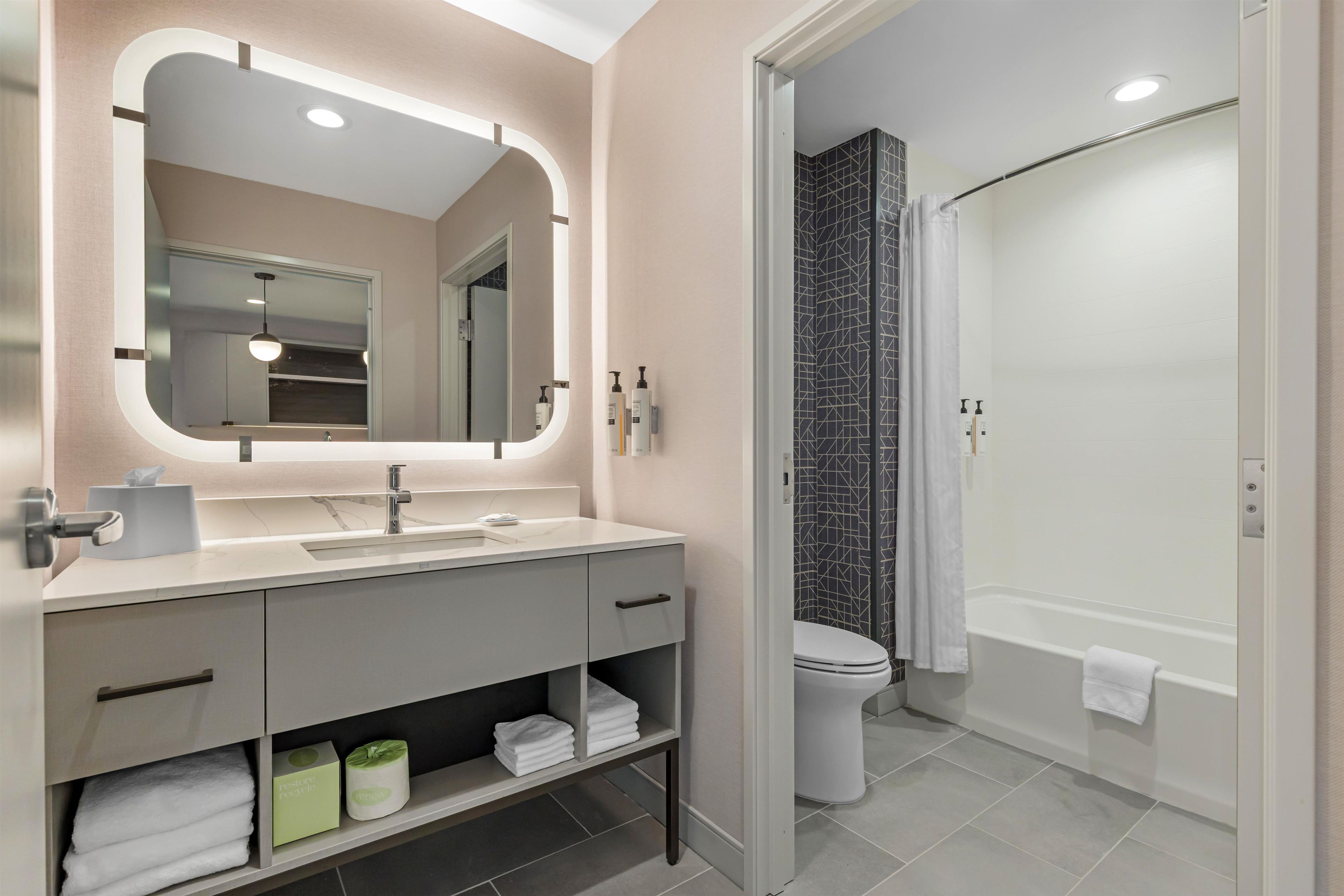 Studio Suite, 2 Queen Beds | Bathroom