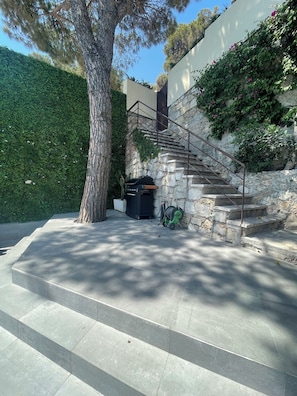 Property grounds - Luxe 3-bedroom apartment on sea front in Cap-d'Ail with AC / Private pool (Cap-d'Ail)