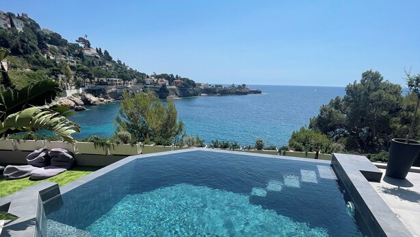 A clear swimming pool with a view of the sea and hills. - Luxe 3-bedroom apartment on sea front in Cap-d'Ail with AC / Private pool (Cap-d'Ail)