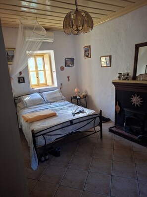 3 chambres, bureau, fer et planche à repasser, lit de bébé portatif