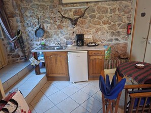 Frigorífico, microondas, horno y placa de cocina