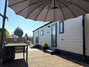 Outdoor dining - Beautiful new chalet with private parking space on the edge of the park. (Sint Maarten)