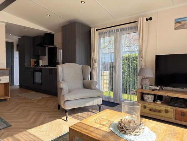 Living area - Beautiful new chalet with private parking space on the edge of the park. (Sint Maarten)
