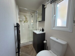 Bathroom - Beautiful new chalet with private parking space on the edge of the park. (Sint Maarten)