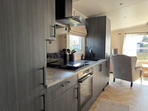 Private kitchen - Beautiful new chalet with private parking space on the edge of the park. (Sint Maarten)