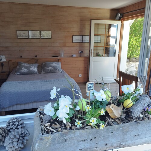 Chambre d'hôtes bachole, entrée indépendante du chalet, accès à une cuisine