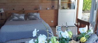 Chambre d'hôtes bachole, separate entrance from chalet, access to kitchen