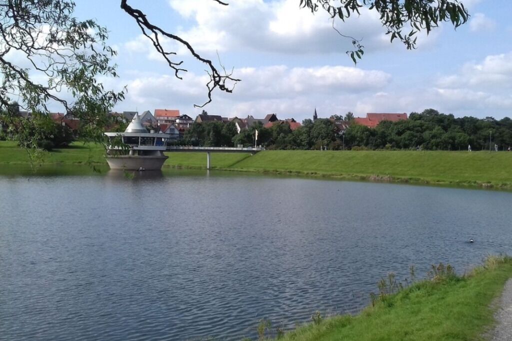 Une rivière avec un pont et un bateau.