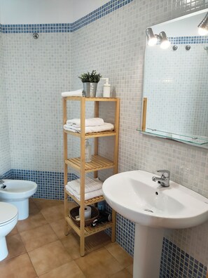 Bathroom - Vrbo Property (Sevilla)