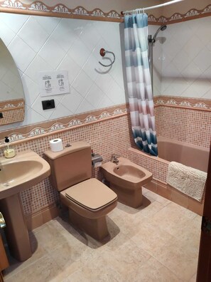 Hair dryer, bidet, towels, soap - Charming family retreat with sea views in Ca La Solé (Vinaròs)