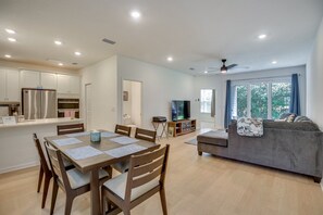 Un espacio habitable moderno con comedor, cocina y zona de estar.