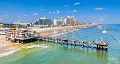 Beach, Eats, Shops! Sunny Stay in our New 3BR Townhome in Peaceful Palm Coast FL