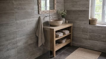 Douche, sĂšche-cheveux, serviettes fournies, papier toilette