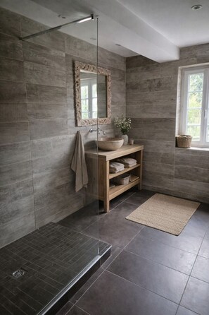 Bathroom - Vrbo Property (Saint-Martin-le-Gaillard)
