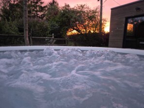 Bañera de hidromasaje al aire libre