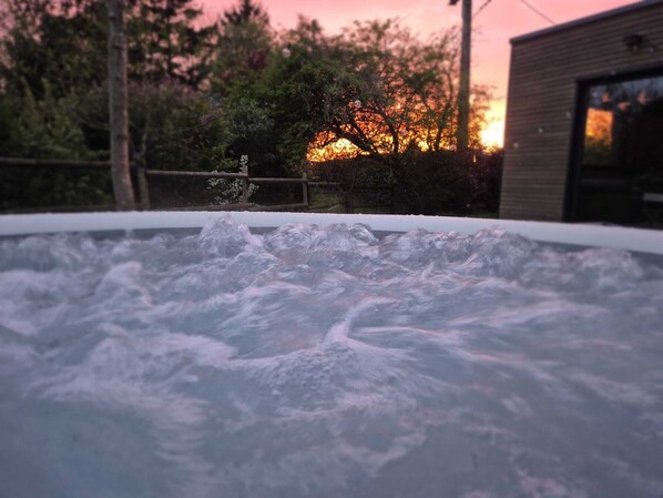 Outdoor spa tub - Le Clos du Château & SPA (Saint-Martin-le-Gaillard)