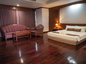 Habitación Premier, varias camas, para no fumadores | Espacio para trabajar con laptop y ropa de cama 