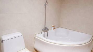 Duschwanne, Komfortbadewanne, Regendusche, kostenlose Toilettenartikel