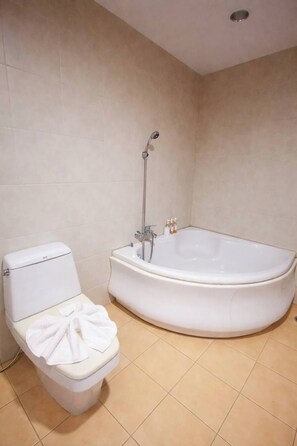 Combined shower/bathtub, deep-soaking bathtub, rainfall showerhead - Lanna Oriental Maejo (San Sai)