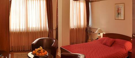 Chambre Double Confort | Minibar, espace de travail pour ordinateur portable